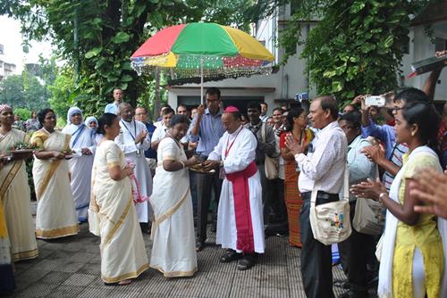 1573020946_Bp Ignatius Masccarenhas being welcomed with washing of hands